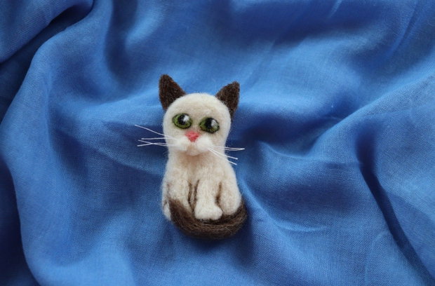 Brosa/ornament din lana `Printesa`