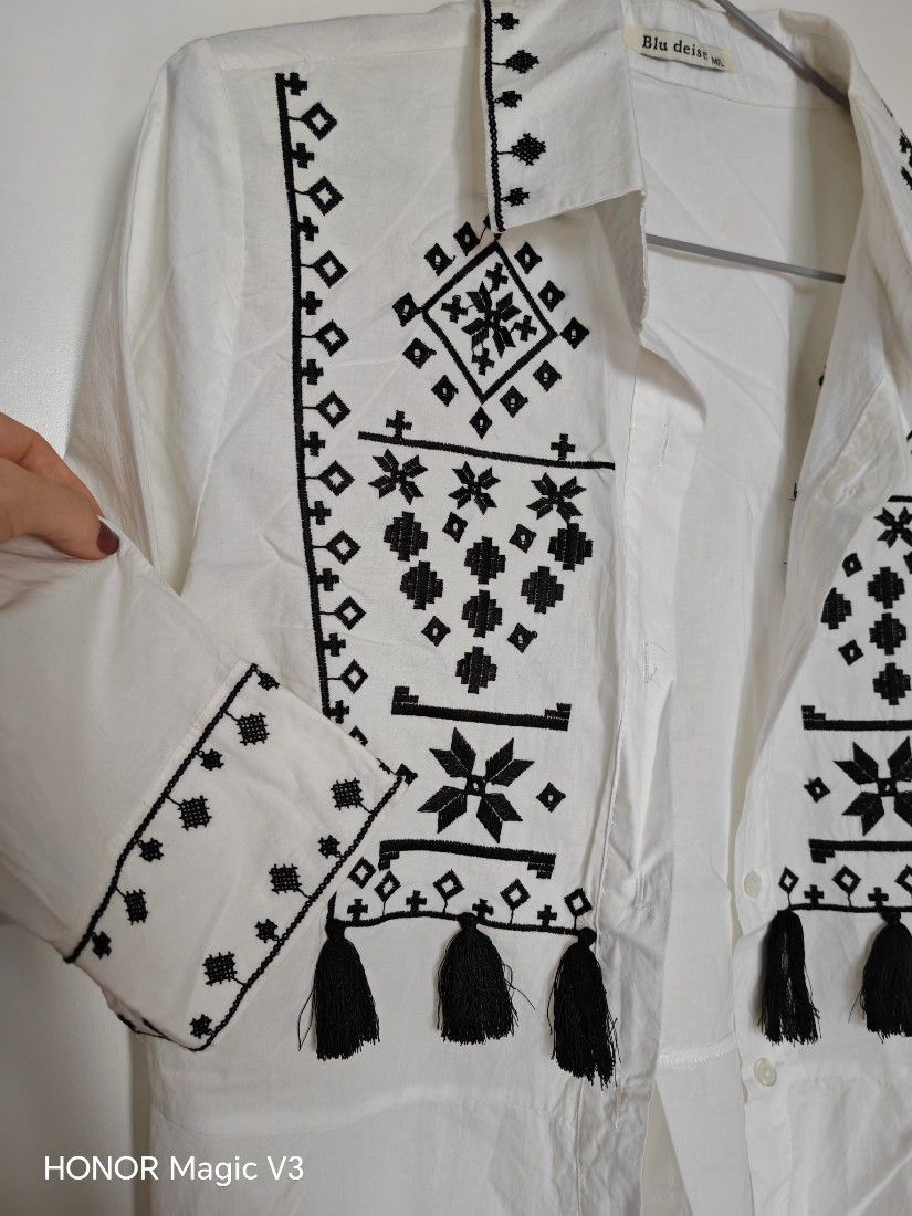 Cămașă  cu broderie etnică neagră și ciucuri