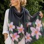 Șal  din mătase naturală cu flori roz  nunofelting handmade