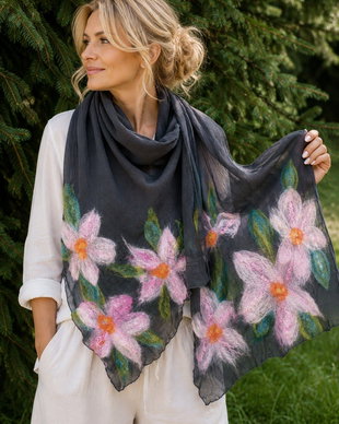 Șal  din mătase naturală cu flori roz  nunofelting handmade