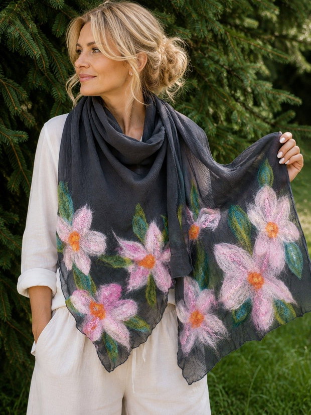 Șal din mătase naturală cu flori roz nunofelting handmade
