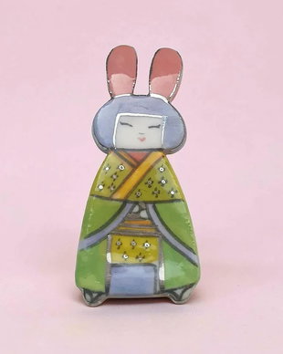 Brosa kokeshi din portelan