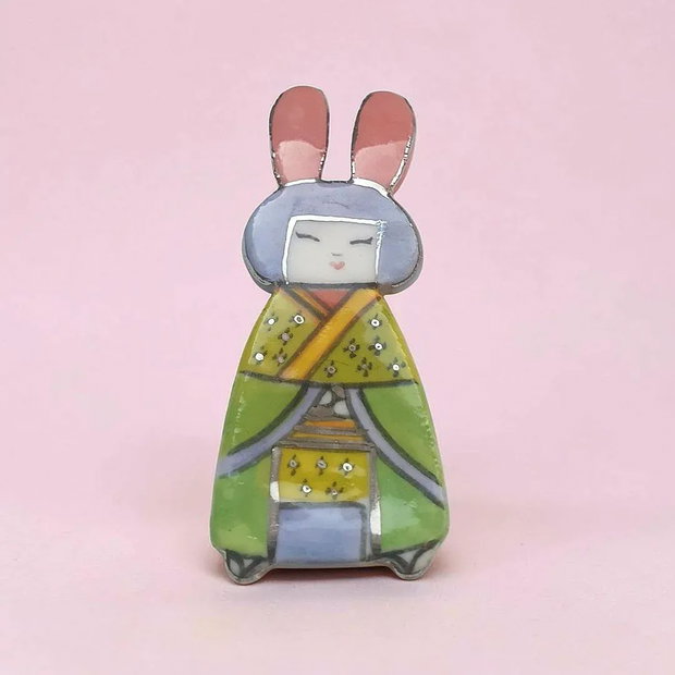 Brosa kokeshi din portelan