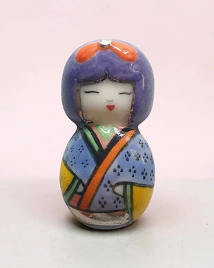 Brosa kokeshi portelan
