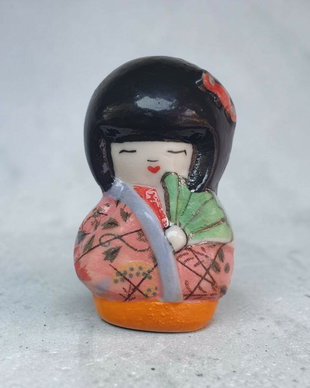 Brosa kokeshi cu evantai portelan