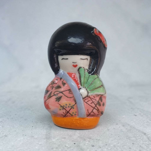Brosa kokeshi cu evantai portelan