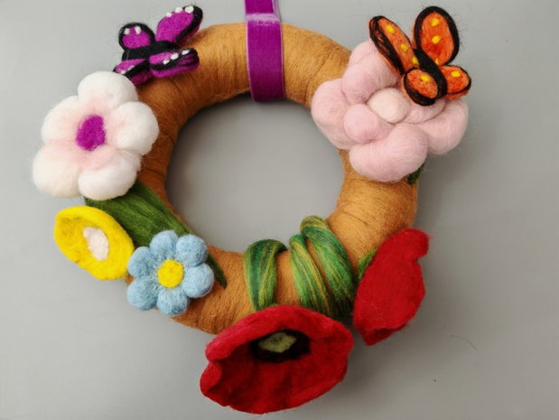 Coronița decorativă cu lână