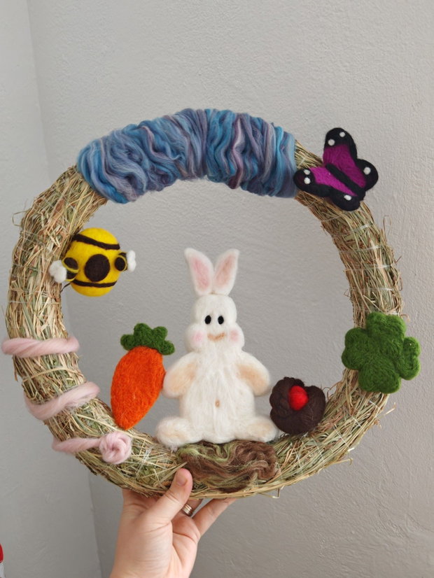 Coronița decorativă cu lână