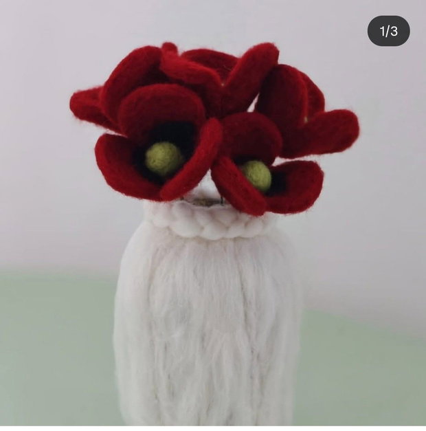 Vaza decorativa cu flori de lână