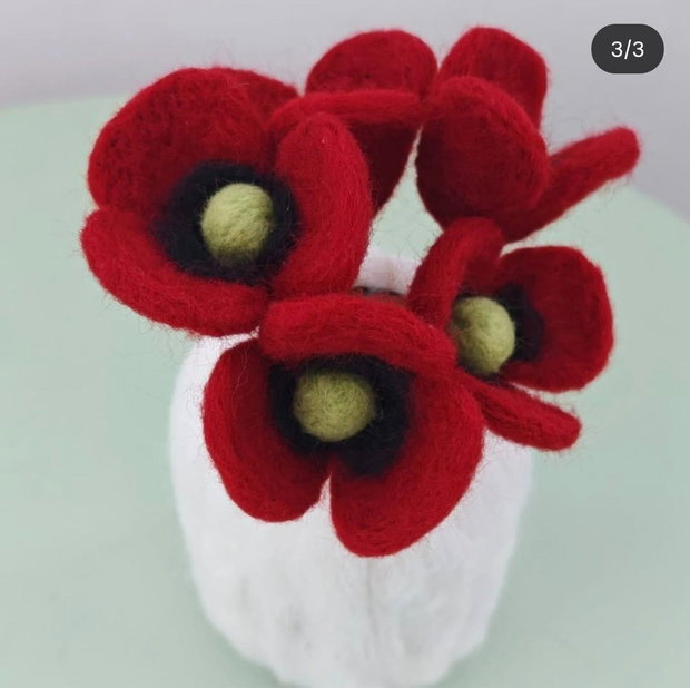 Vaza decorativa cu flori de lână