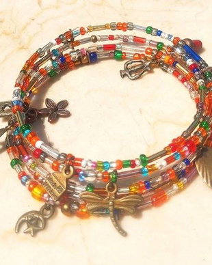 bratara boho multicolora cu charmuri patinate