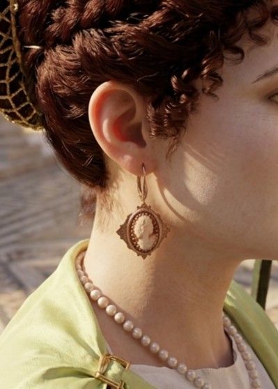 Cercei unicat, rombici, din cupru texturat, cu camee realizate handmade, ilustrand-o pe Afrodita