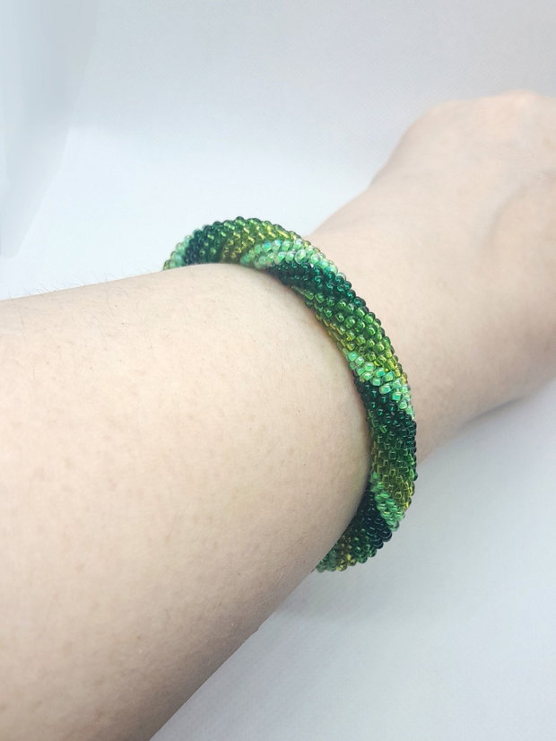 Bratara din margele - verde degrade