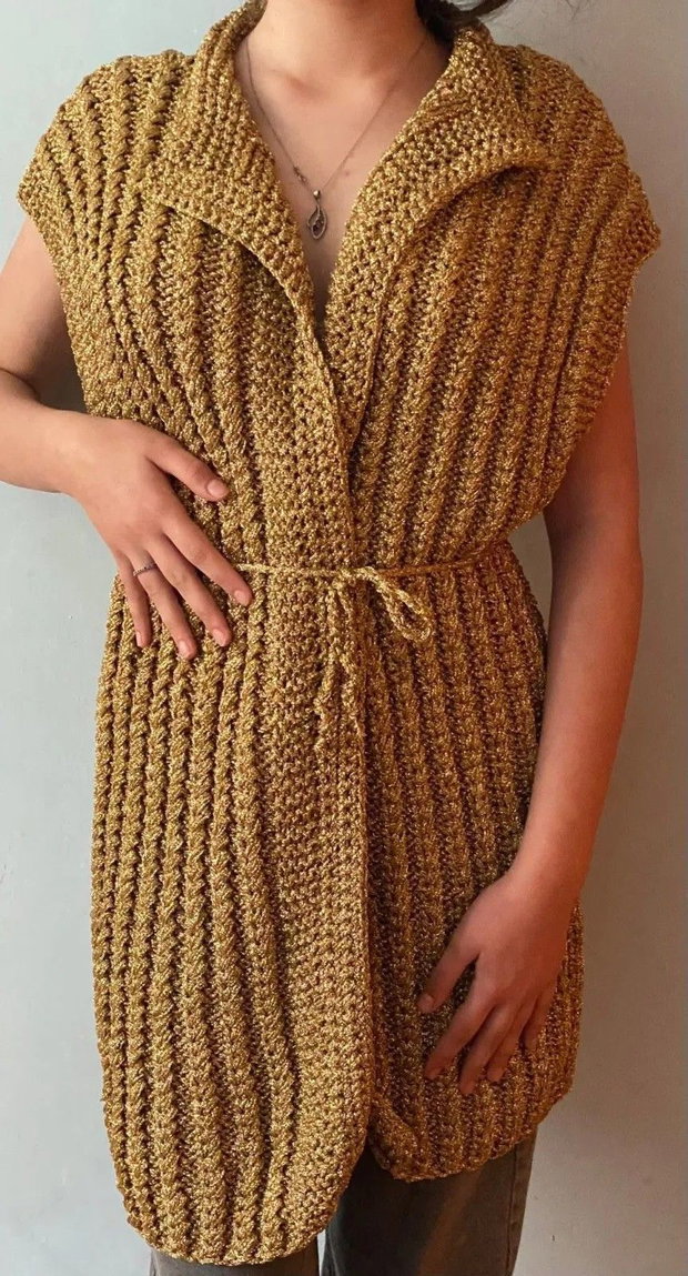 Vestă lungă tricotată manual