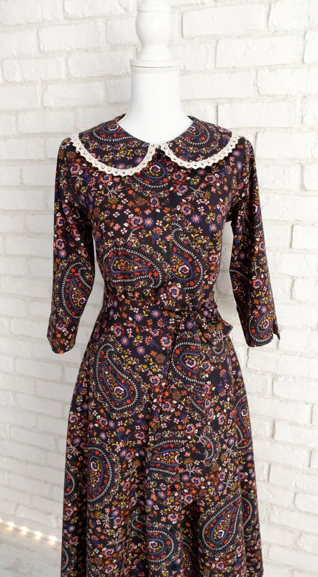 Rochie Camasa Neagra cu Flori si Guler Mare Rotund