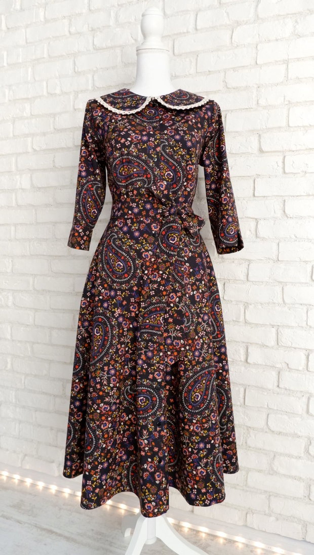 Rochie Camasa Neagra cu Flori si Guler Mare Rotund