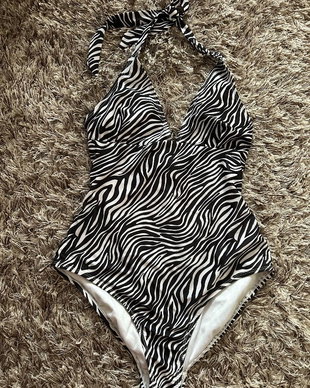 Costum de baie intreg