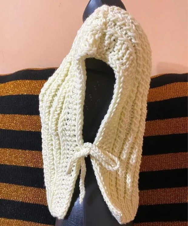 Vestă tricotată manual crem