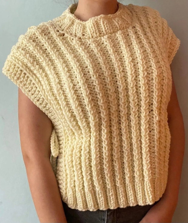 Vestă tricotată manual crem