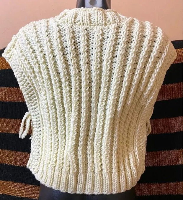 Vestă tricotată manual crem