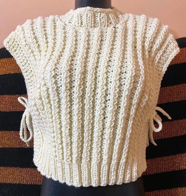 Vestă tricotată manual crem