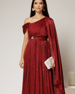 Rochie midi bordo de ocazie din voal peliculizat cu o maneca ampla si brosa pe talie