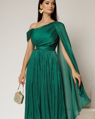 Rochie midi verde de ocazie din voal peliculizat cu o maneca ampla si brosa pe talie
