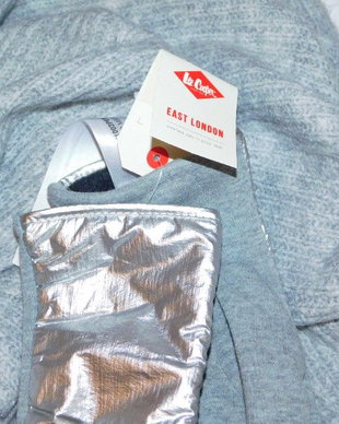 Esarfa  noua   foarte  mare  etichete atasate, manusi noi Lee Cooper etichete atasate