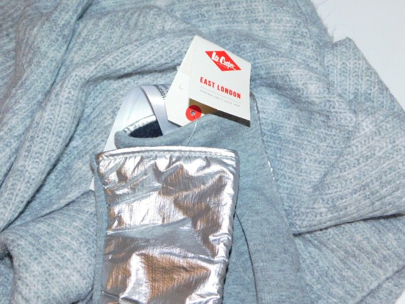 Esarfa noua foarte mare etichete atasate, manusi noi Lee Cooper etichete atasate