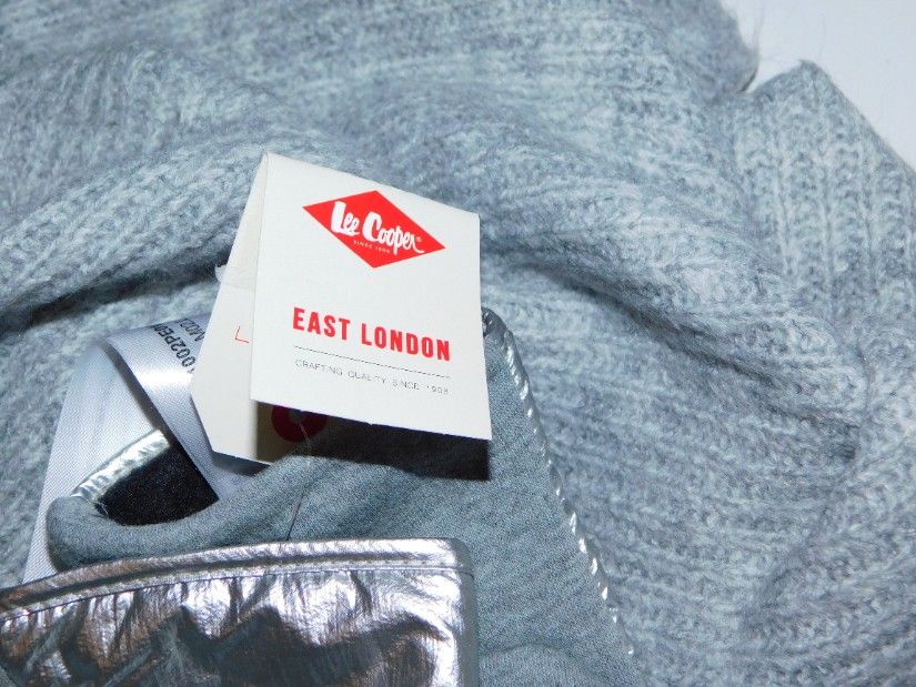 Esarfa noua foarte mare etichete atasate, manusi noi Lee Cooper etichete atasate