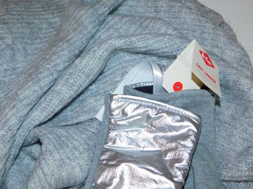 Esarfa noua foarte mare etichete atasate, manusi noi Lee Cooper etichete atasate
