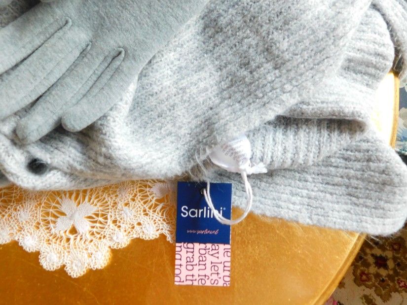 Esarfa noua foarte mare etichete atasate, manusi noi Lee Cooper etichete atasate