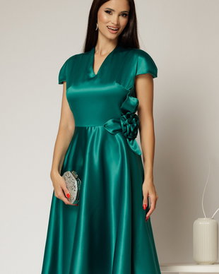 Rochie Sabrina verde din tafta cu accesoriu floral texil si decolteu in V