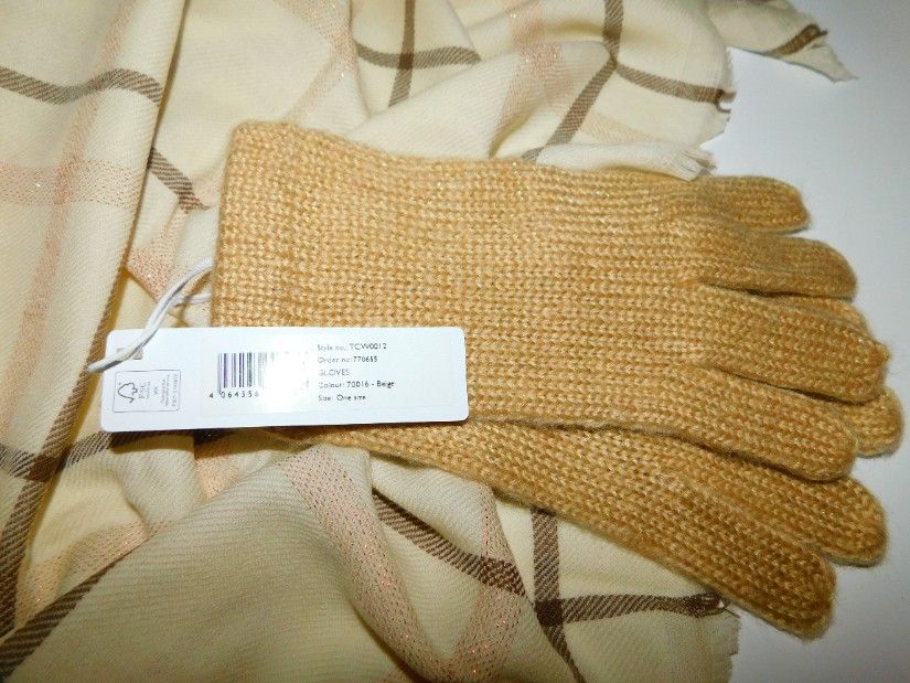 Esarfa  noua lina Italia 100%  etichete  atasate,  manusi Tamaris,  noi etichete atasate,  set deosebit