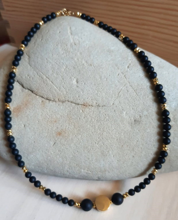 Colier din Onix negru mat și accente aurii