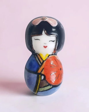 Brosa kokeshi portelan