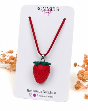 Colier handmade capsuna din lut polimeric