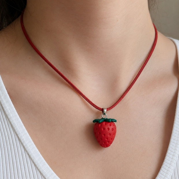 Colier handmade capsuna din lut polimeric