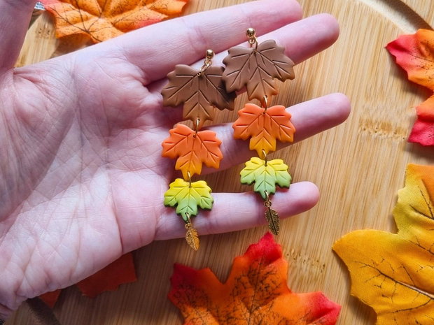 Cercei de toamna cu frunze de artar gradient, handmade din lut polimeric