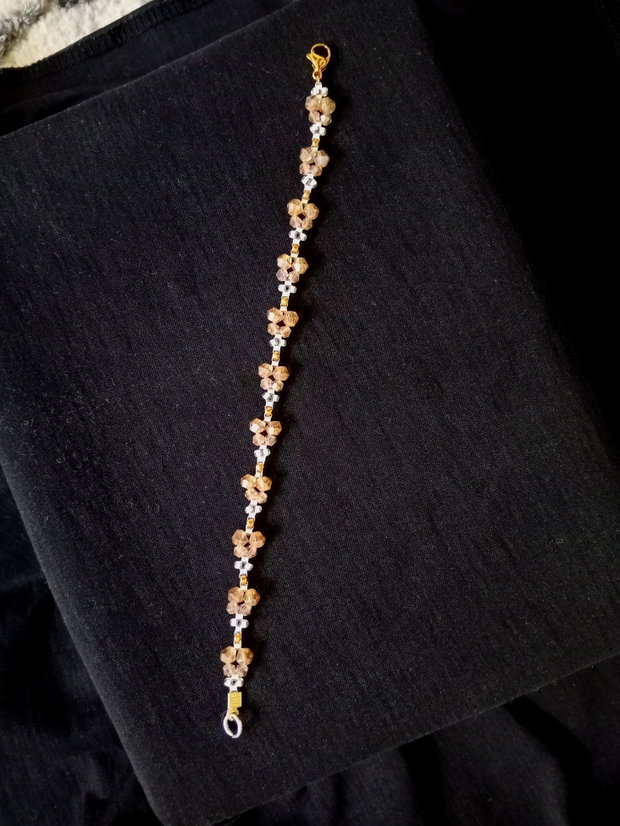 Brățară handmade cu cristale fațetate champagne și accente aurii