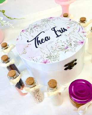 Cutie de mir Pink Flowers personalizata - plina cu mirodenii pentru baita de a doua zi