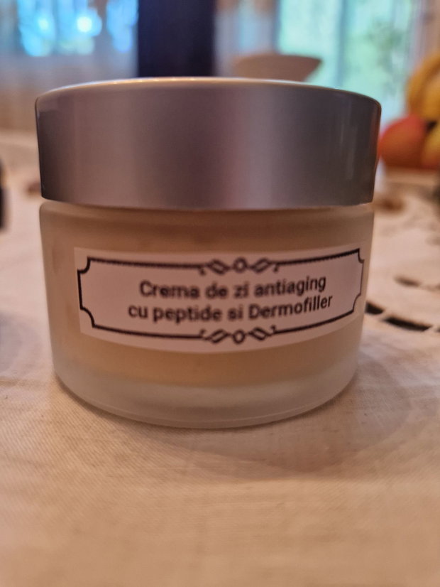 Crema de zi antiaging cu peptide si Dermofiller