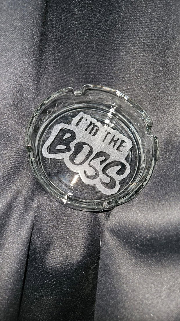 Scrumieră din sticlă gravată manual I'm the BOSS Cadou BARBAT