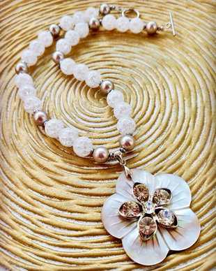 Colier perle de Mallorca gri, cuart / cristal de stanca & floare sidef natural gri