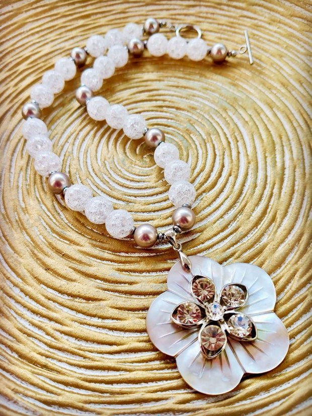 Colier perle de Mallorca gri, cuart / cristal de stanca & floare sidef natural gri