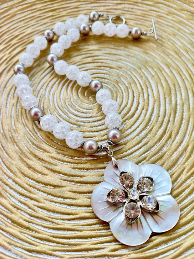 Colier perle de Mallorca gri, cuart / cristal de stanca & floare sidef natural gri