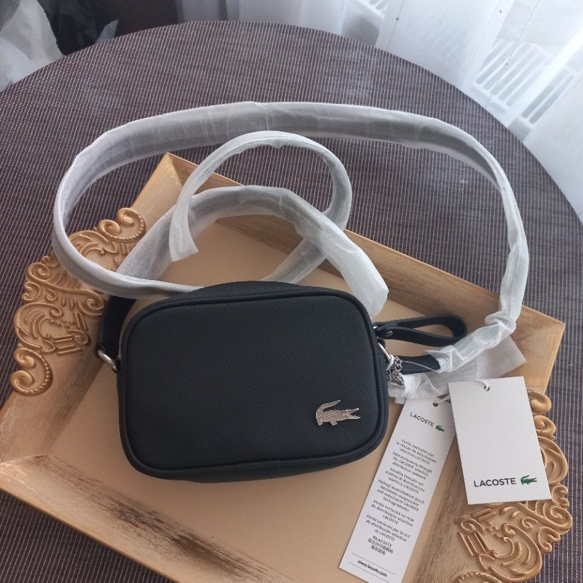 Geanta noua Lacoste
