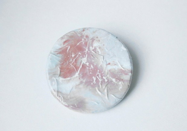 Brosa rotunda din lut "Pink Dust"