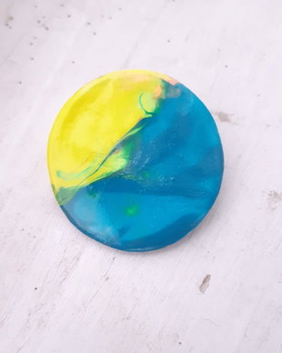 Brosa rotunda din lut "Colour Split"