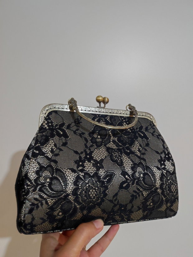 Geanta de mână eleganta de seară.